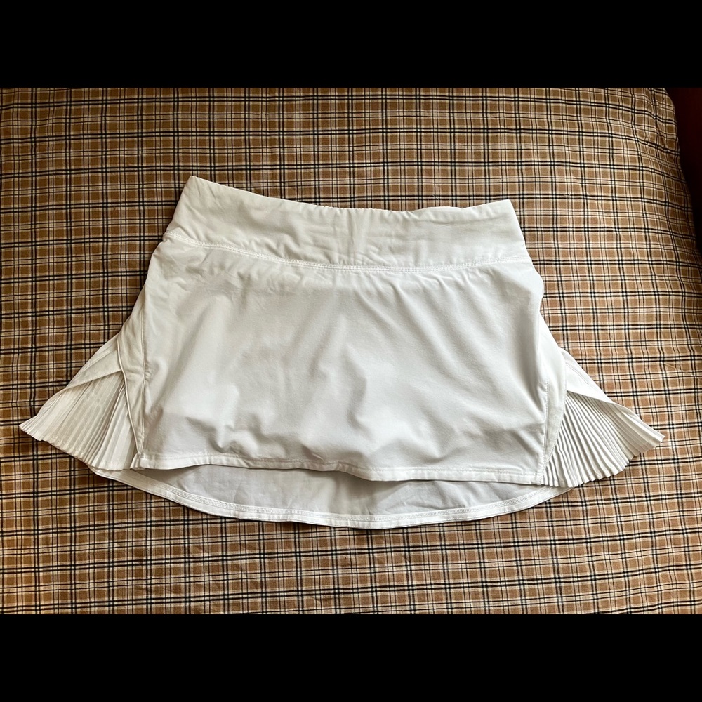 Lululemon peak-pleat style tennis skirt